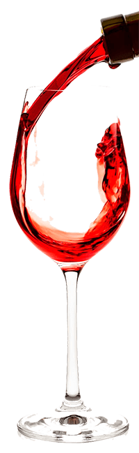 copa y botella de vino decantando vino
