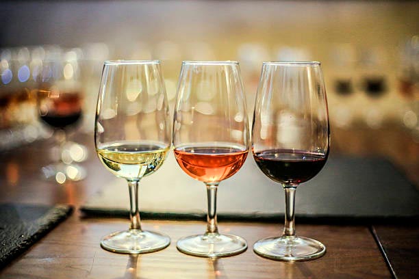 copas con vino tinto, vino blanco, vino rosado y espumosos para catar vinos