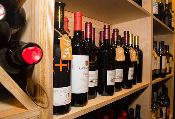 sección de la vinoteca con botellas de vino para descorchar